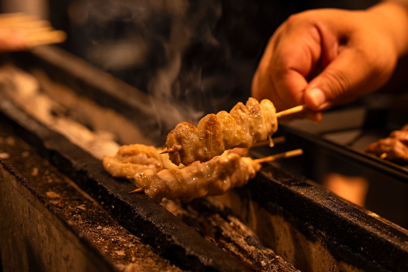炭火酒処 いろどりの炭火焼きの様子